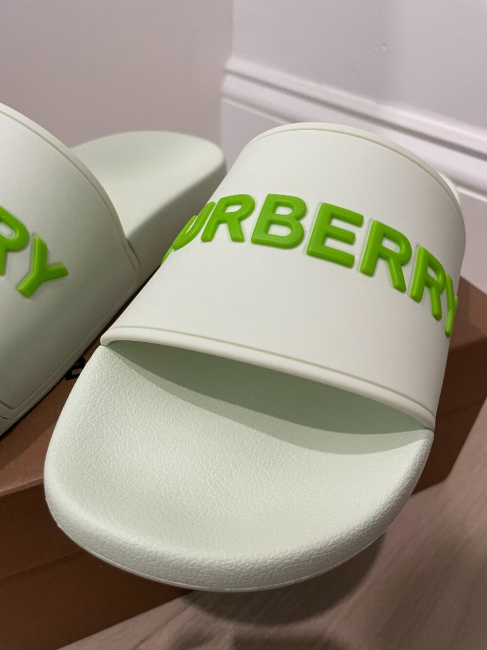 Burberry Slides - Picture 6 of 9